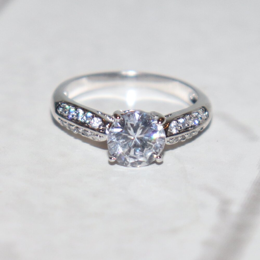 💎 Beautiful Silver Ring with Sparkling CZs – Size 8 Classic Sparkle · Sleek